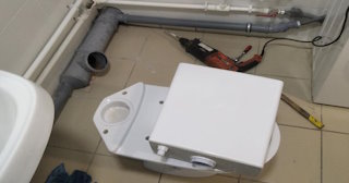 Установка напольного унитаза в Первоуральске: монтаж под ключ от СантехДомПрв от 5114 рублей.