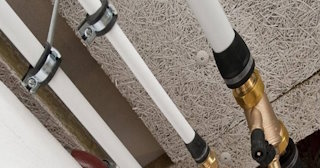 Замена труб водоснабжения в квартире: цена от 2046 руб. - СантехДомПрв